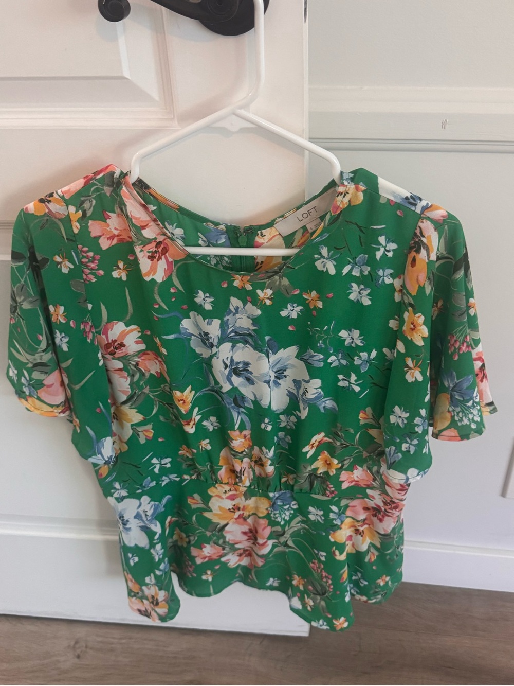 LOFT Green Floral Flutter Sleeve Peplum Top